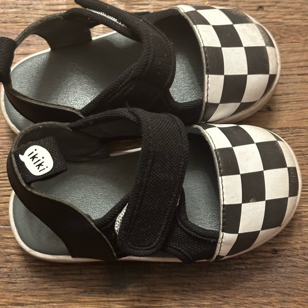 ikiki Kids Black and White Checkered shoes 
Skater style skateboard black
